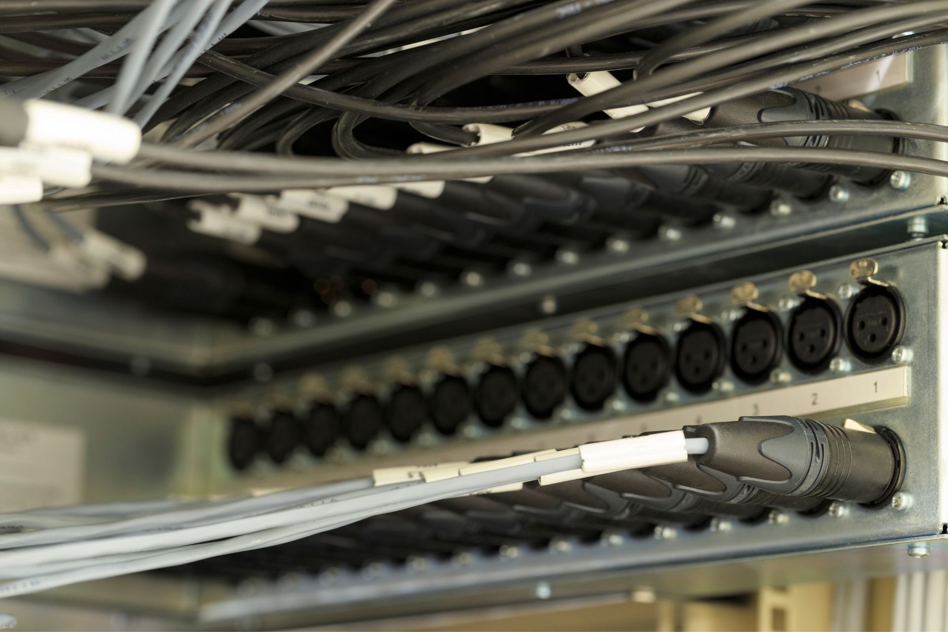 What are some best practices for wiring and connecting rack-mounted audio amplifiers in a rack system to ensure optimal performance and signal flow?