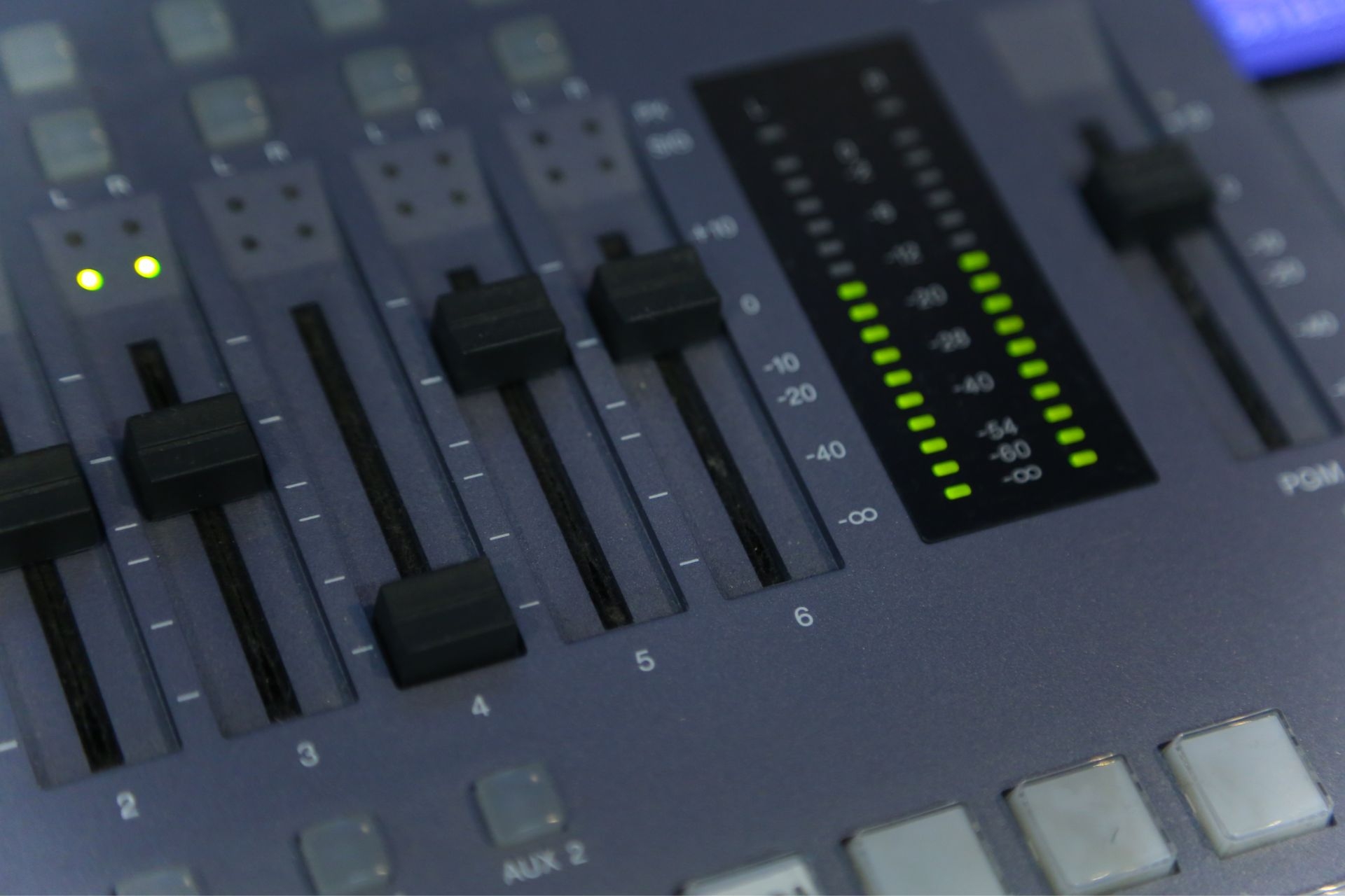 Can a rack-mounted audio equalizer be used to eliminate feedback issues in a live sound setup?